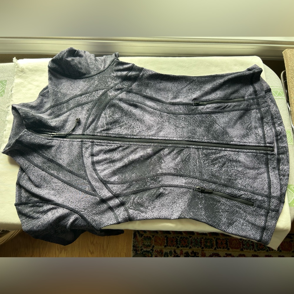 Lululemon Define Jacket size 8 like new - Picture 9 of 9